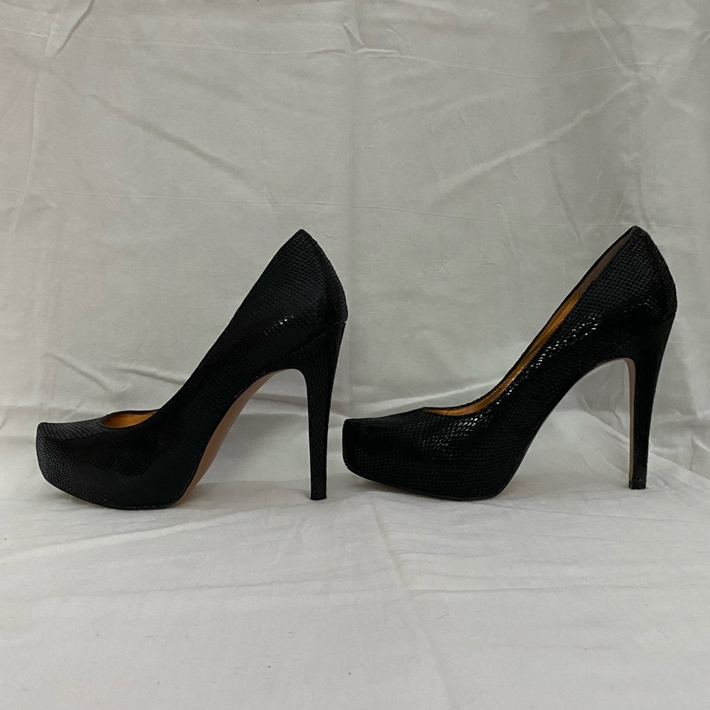 BCBGeneration Black Pumps